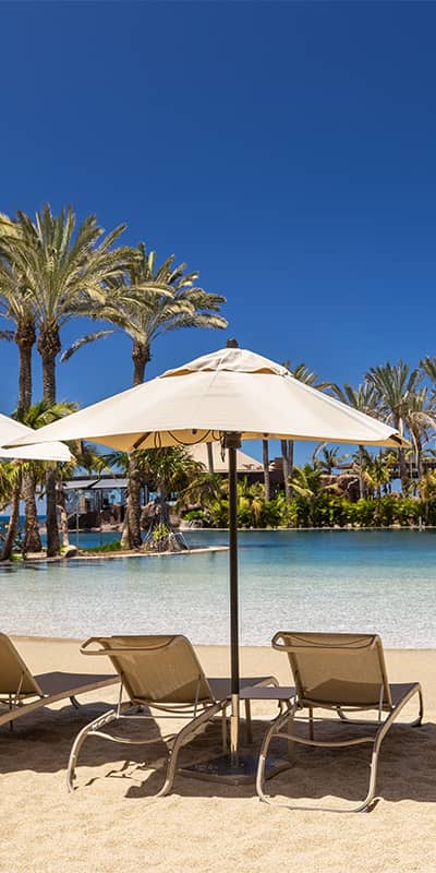  Imagen icónica de las hamacas en la piscina infinity Lago del hotel Lopesan Costa Meloneras, Resort & Spa en Gran Canaria 
